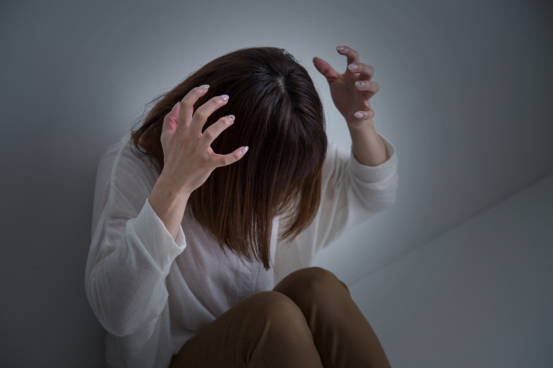 2) 产后抑郁可情绪低落