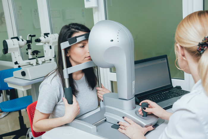 選購隱形眼鏡，宜定期諮詢眼科視光師