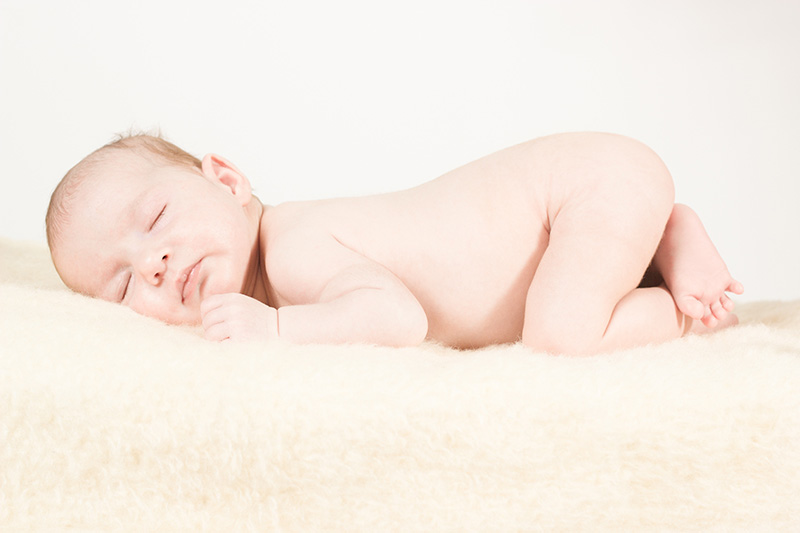 嬰兒趴着睡覺 或是脊椎受損先兆？
