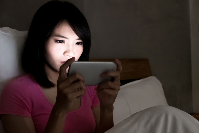 【真實個案分享】放工後的壞習慣！躺在床上用手機導致手部麻痺是什麼原因？