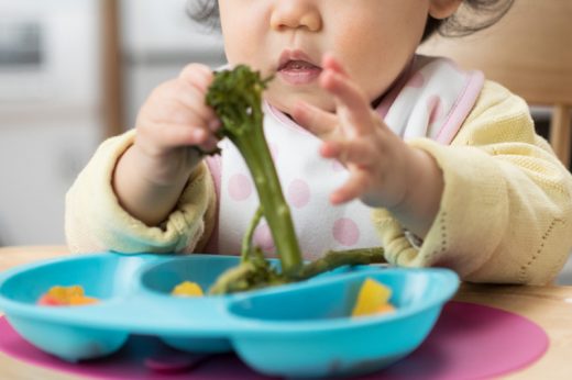 幼兒哽塞｜1歲童吃花生糖鯁喉 狂咳6小時且嘴唇發紫險喪命（附呼吸道異物哽塞急救方法）