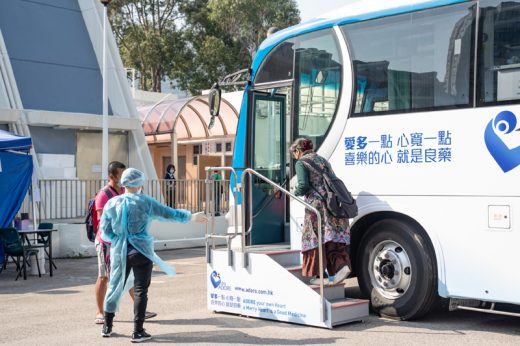 社區檢測｜旅遊巴改裝流動負壓醫療車 每小時換氣25次減交叉感染風險 服務商：每架成本150萬元為港人提供更優質設備