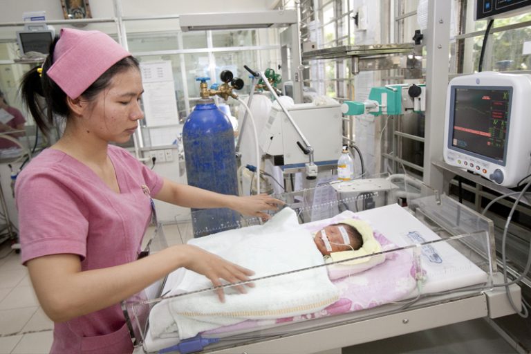 初生嬰兒的視網膜血管異常增生，破壞視網膜，甚至造成視網膜脫落。