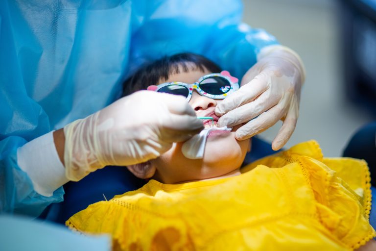 牙醫為幼童在牙齒上塗上氟化物