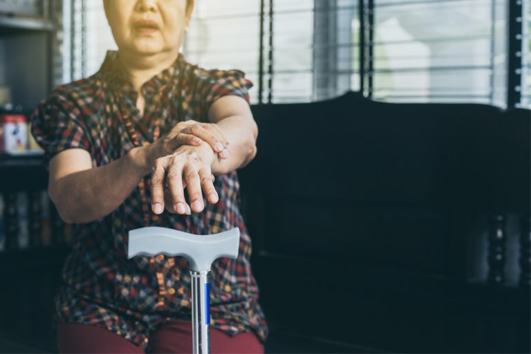 柏金遜症症狀-手震僵硬-遲緩-比薩綜合症