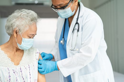 長者打疫苗 | 年近八十歲有高血壓、糖尿病、心律不正 經醫生評估為適合打新冠疫苗