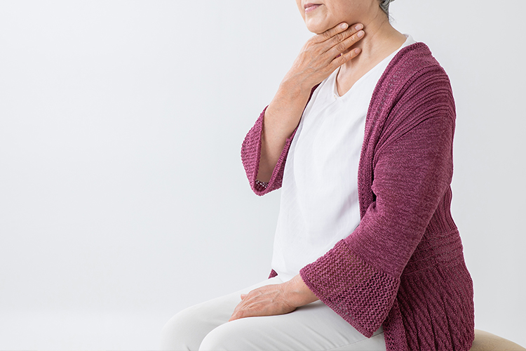 言語治療師建議把飯菜煮成糊狀及使用凝固粉調節飲品黏稠度以方便進食