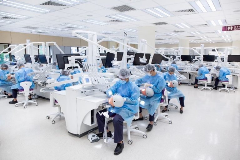 港大牙醫本科學生於牙科模擬治療室接受培訓