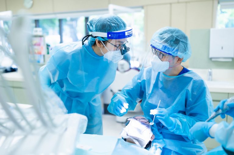 牙醫本科學生-(左)-在學院教職員(右)-指導下接受臨床培訓