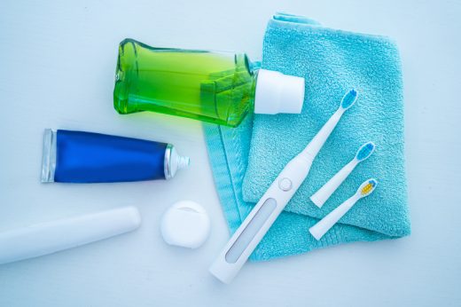 口腔清潔 | 電動牙刷比普通牙刷更有效潔淨牙齒？牙線、牙縫刷有用嗎？牙醫：漱口水可防止蛀牙