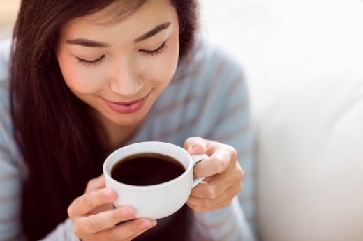 咖啡與精神健康 | 研究：每天飲用400ml風險最低！精神科醫生講解咖啡因與抑鬱的J-型關係