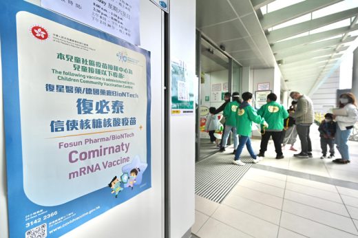 嬰幼童版復必泰可於母嬰健康院及學生健康服務中心接種 | 一文看清兒童vs成人新冠疫苗劑量比較、副作用及確診康復兒童接種要求