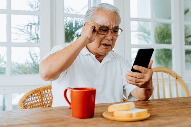 眼科專科醫生龐朝輝醫生表示,老年黃斑病變的高發年齡為60至65歲,亦是導致60歲以上長者失明的主要元兇。