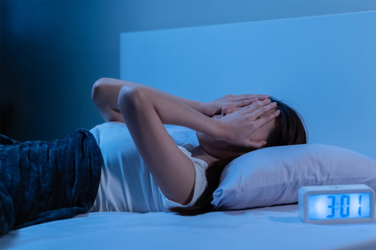 重度抑鬱症｜年輕OL情緒極低落現幻覺 藥物+心理治療助走出陰霾｜醫生拆解症狀、誘發因素及治療方法