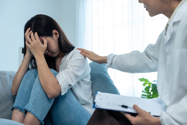 重度抑鬱症｜年輕OL情緒極低落現幻覺 藥物+心理治療助走出陰霾｜醫生拆解症狀、誘發因素及治療方法