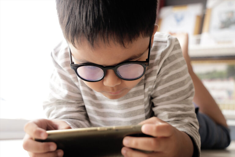 網絡成癮影響｜中一女生為逃避家庭壓力沉迷網路 情緒變差易發脾氣｜家福會調查揭逾一成香港學童有網絡成癮問題