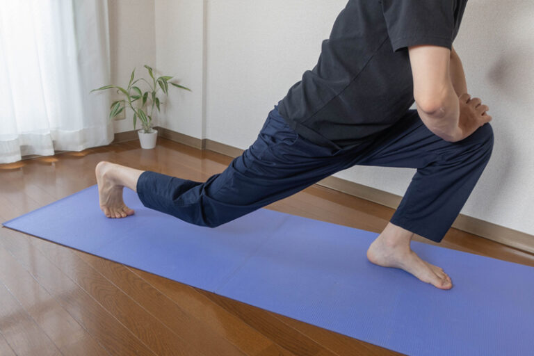 定時做適量的伸展運動，可以增加下肢血液循環，紓緩青筋症狀。