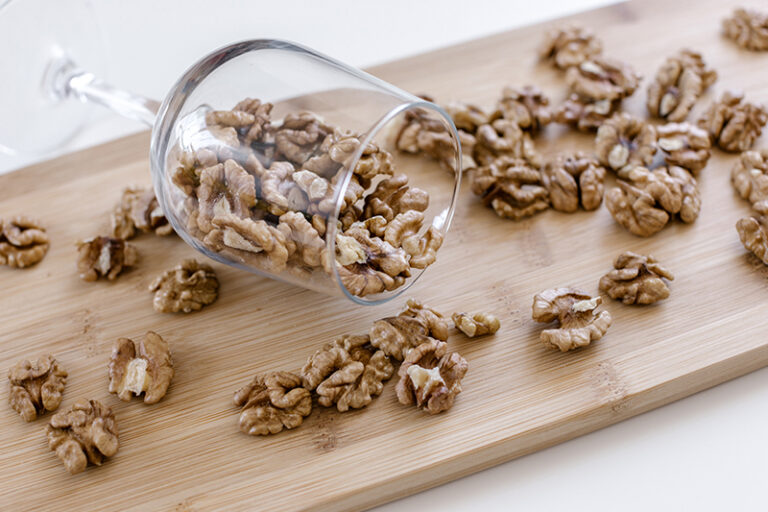 考生補腦、明目、紓壓食物錦囊|飲用能量飲品或咖啡作為考生補腦法寶，由於大部分均含有咖啡因，的確有短暫提神作用，但咖啡利尿會令人較易「燥」，而能量飲品更是令人「透支」的刺激性飲品
