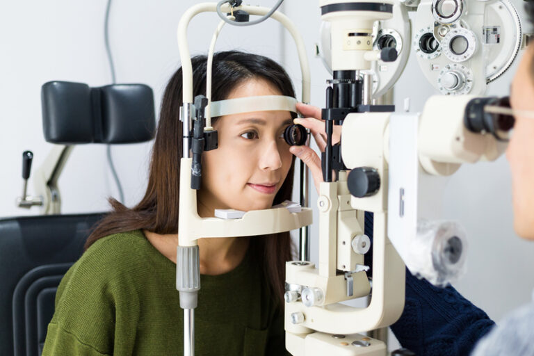 驗眼睛邊間好？｜經常眨眼、側頭視物？小心可能是近視警號！｜比較7大全面眼科檢查項目及費用（持續更新）