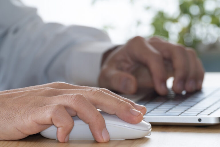 五十肩|長時間用電腦滑鼠 30歲工程繪圖員患肩周炎 痛得不能舉手梳頭