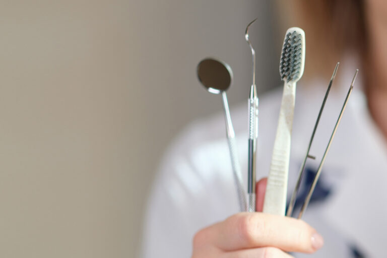 消委會睇牙投訴個案｜港男本地箍牙療程被改至北上深圳診所磨牙 惟牙套不能緊貼牙齒 遂要求退款遭拒