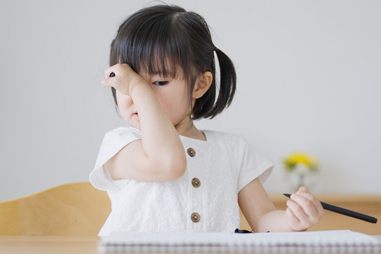 兒童眼腫原因-全身性敏感-眼睛敏感-腎病-兒科專科張傑醫生