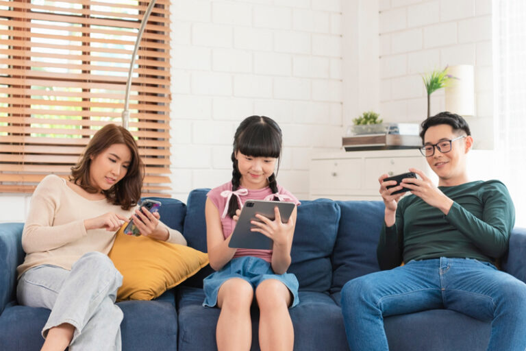 躁鬱症｜中大研究揭青少年時期晚睡晚起、有社交焦慮 或是躁鬱症早期警號！