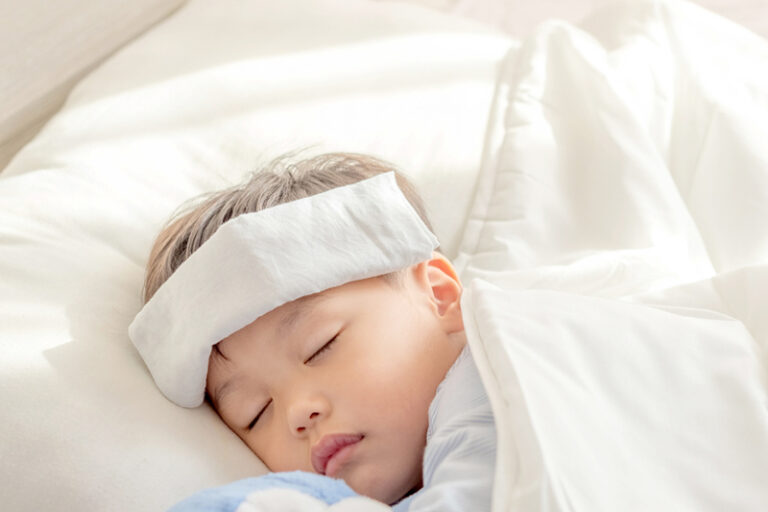 熱痙攣｜兒童發燒抽筋怎麼辦？會影響智力？醫生教你小朋友發燒處理方法