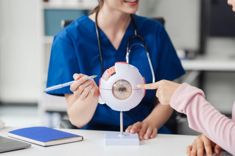 深近視｜1,300度近視60歲婦雙眼白內障 視力僅餘3成｜調查：過半受訪港人以為激光手術可治併發症