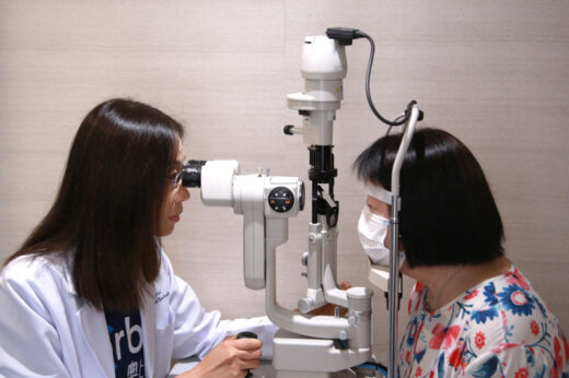 深近視｜1,300度近視60歲婦雙眼白內障 視力僅餘3成｜調查：過半受訪港人以為激光手術可治併發症