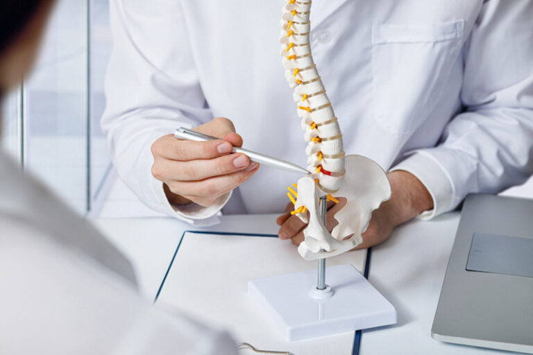 脊柱側彎|港大醫學院臨床證實AIS青少年矯形後即時停戴脊柱支架效果更佳 有助重投正常生活