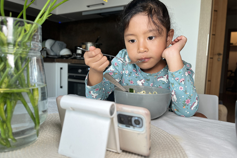 調查揭逾八成家長曾因數碼產品與子女起爭執 團體倡推遲使用手機至14歲