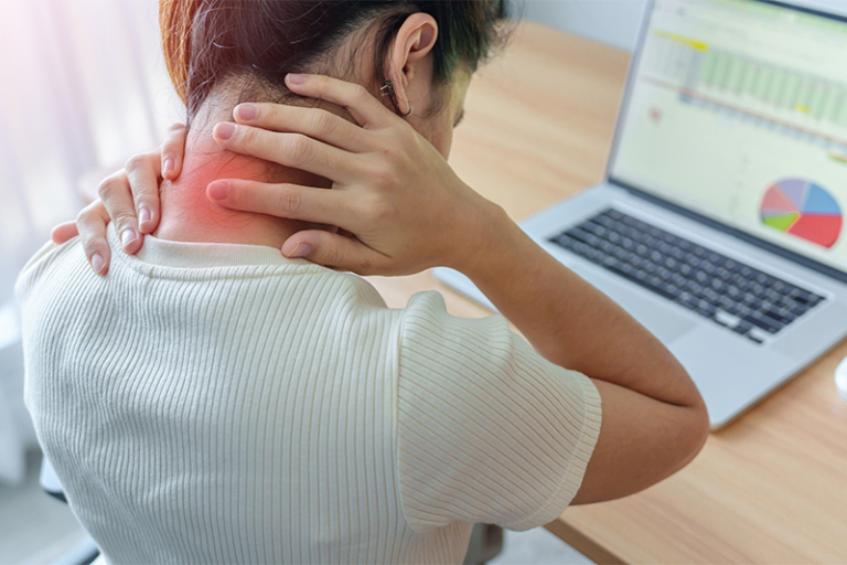 頸椎病症狀 | 長時間電腦枱前工作？小心頸椎病上身！