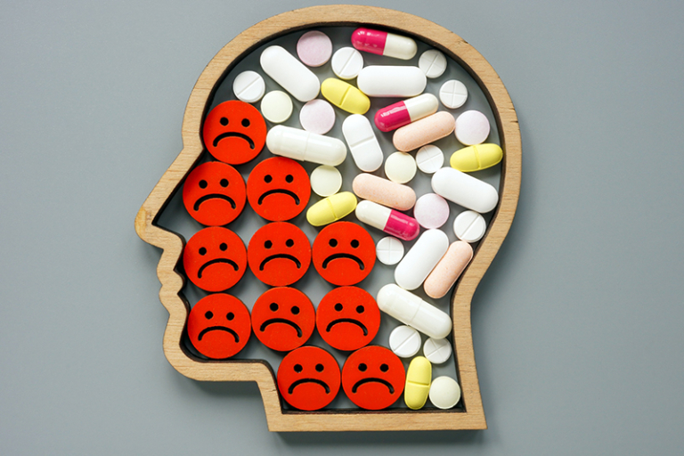抑鬱症藥物治療包括1. 抗抑鬱藥、低劑量抗精神病藥，以及3. 鎮靜劑與安眠藥