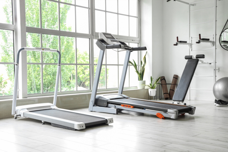 想健身但預算有限？健身中心推薦邊間好？本港除康文署健身室外，亦有不少月費或逐次收費的Gym Room健身中心，提供器械、TRX、瑜珈等課程，甚至HYROX項目的訓練。下文將為大家整合5大健身室／健身中心設備及收費介紹，助你選擇適合的健身房！