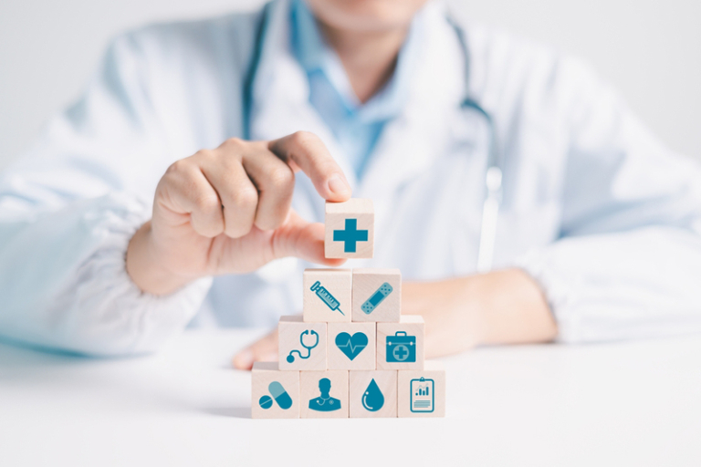 骨質疏鬆｜更年期後易骨折，恐失行動力或需長期臥床？醫生拆解治療方向：促造骨、抗蝕骨