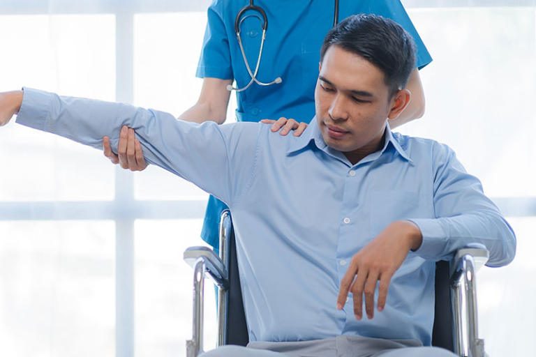 長期支出如復康訓練（物理、職業、言語治療）、護理，再加上因停工造成的收入損失，每年開支可從數萬至數十萬港元甚至更高