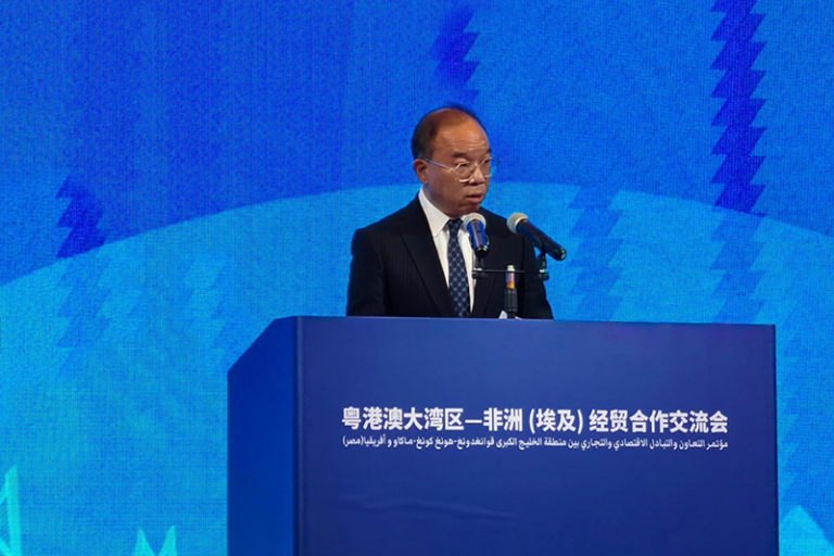 曾國衞因健康理由提出辭去政制及內地事務局局長一職