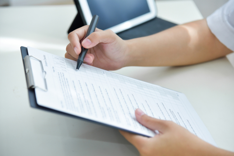 胃癌｜多數患者確診已屬中晚期 事實上，不少胃癌患者在確診時已屬中晚期。醫管局資料顯示，本港超過一半患者在察覺患病 並接受治療時，腫瘤往往已擴散至其他組織。在美國，約三分之一的胃癌患者於確診時已出現 遠端轉移。美國癌症協會指出，晚期胃癌患者的整體存活率偏低，若腫瘤已出現遠端擴散，五年存活率僅約7%。 林醫生解釋：「不同患者的腫瘤可能存在截然不同的分子特徵與基因變異，多項臨床研究亦顯示，並非所有患者都能從標準化療或免疫治療中獲得顯著成效，若未經篩選便進行治療，患者 或需承受副作用卻未必得到理想效果。」正因如此，近年醫學界提倡精準治療，透過分析個別患者腫瘤的生物特徵，選擇最有效的治療方案。