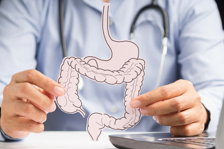 近年醫學界積極推動精準治療，透過生物標記檢測為患者制定個人化治療方案，以提升療效及生活質素。胃是消化系統的重要器官，惟胃癌為本港第七大常見癌症。在胃癌治療方面，醫學界發現新靶點Claudin 18.2（CLDN18.2），該蛋白在正常情況下存在於胃黏膜上皮細胞的緊密連接處，當細胞癌變時會暴露於腫瘤細胞表面，成為具針對性的治療目標，有助減少對正常細胞的影響。為協助患者早診早治，香港消化道腫瘤學會推行免費Claudin 18.2生物標記檢測計劃，對象為晚期不可切除或轉移性、HER2陰性的胃癌或胃食管交界處腺癌成年患者。