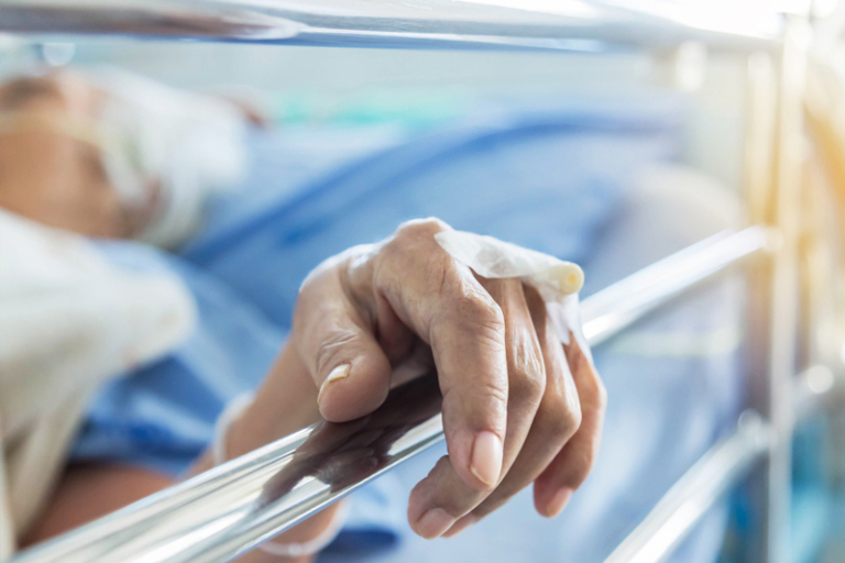 胃癌｜多數患者確診已屬中晚期 事實上，不少胃癌患者在確診時已屬中晚期。醫管局資料顯示，本港超過一半患者在察覺患病 並接受治療時，腫瘤往往已擴散至其他組織。在美國，約三分之一的胃癌患者於確診時已出現 遠端轉移。美國癌症協會指出，晚期胃癌患者的整體存活率偏低，若腫瘤已出現遠端擴散，五年存活率僅約7%。 林醫生解釋：「不同患者的腫瘤可能存在截然不同的分子特徵與基因變異，多項臨床研究亦顯示，並非所有患者都能從標準化療或免疫治療中獲得顯著成效，若未經篩選便進行治療，患者 或需承受副作用卻未必得到理想效果。」正因如此，近年醫學界提倡精準治療，透過分析個別患者腫瘤的生物特徵，選擇最有效的治療方案。