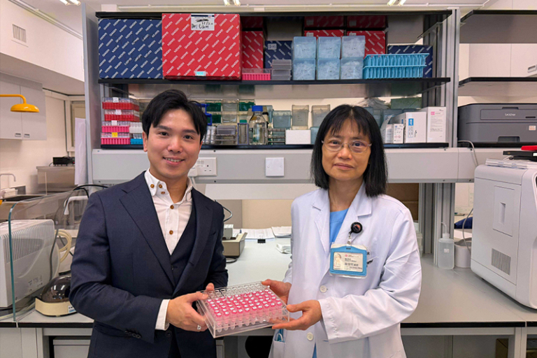 港大醫學院藥理及藥劑學系的研究團隊發現，廣泛應用於治療骨質疏鬆症的藥物「含氮雙膦酸鹽」，或有助骨質疏鬆症或脆性骨折的老年患者降低罹患阿茲海默症及相關認知障礙症（ADRD）的風險。此舊藥新用方法有望成為預防退化性腦部疾病的可行方向，從而減輕此症對全球公共衞生帶來的負擔。