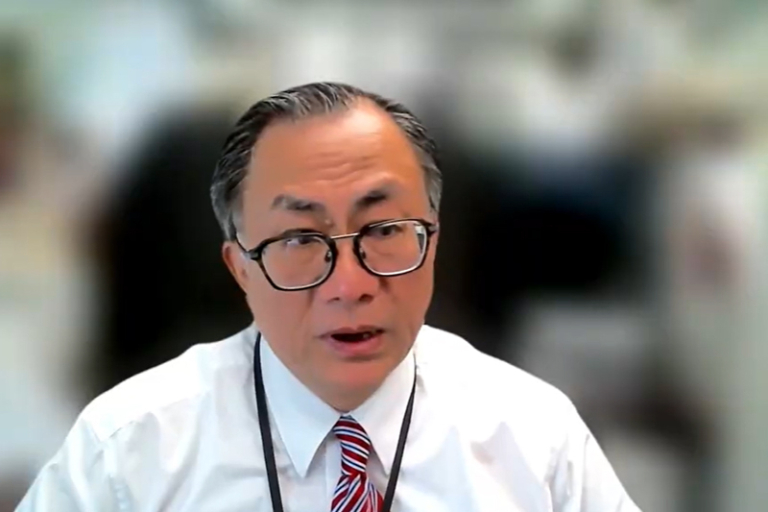 英國肯特郡日前出現侵入性腦膜炎雙球菌感染群組，據了解涉及20名病人，當中兩人死亡，而部分病人證實感染B型腦膜炎雙球菌。亞洲兒童傳染病學會會長、兒童免疫、過敏及傳染病科專科關日華醫生指出，發病、惡化速度「好快」，併發症「好高」，嚴重可致截肢，且「24個鐘內無命」，形容今次英國爆發情況是前所未見。