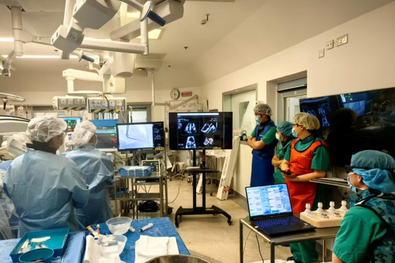 醫學新知｜中大醫學院成功完成首例機械人輔助經導管三尖瓣置換手術