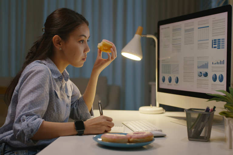 胃酸倒流解決｜難以入睡？打工仔為保飯碗狂OT 醫生提醒飲食不定時易致胃酸倒流