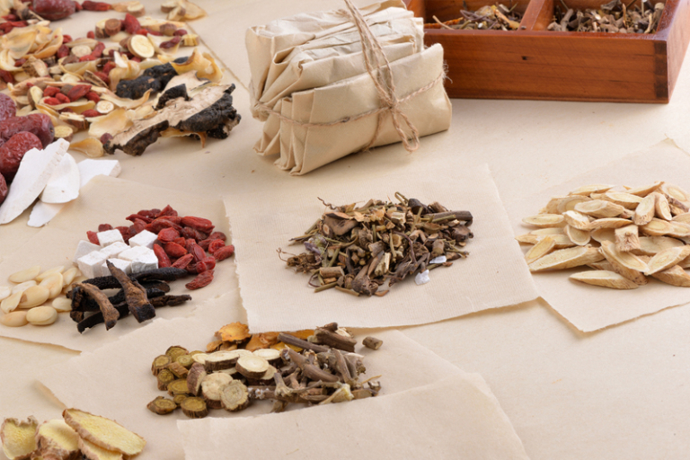 玫瑰痤瘡治療｜35歲女律師臉部飽受紅斑困擾 情緒焦慮加重病情｜西醫精準藥物+中醫辨證調養 助復發風險降逾七成