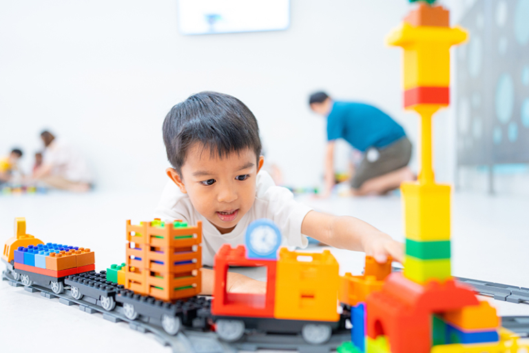 遊戲治療如何幫助孩子走出情緒與行為困擾？輔導心理學家：除了傾談，遊戲治療或更有效