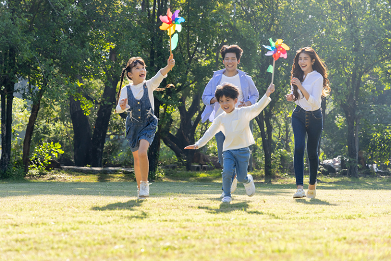 遊戲治療如何幫助孩子走出情緒與行為困擾？輔導心理學家：除了傾談，遊戲治療或更有效