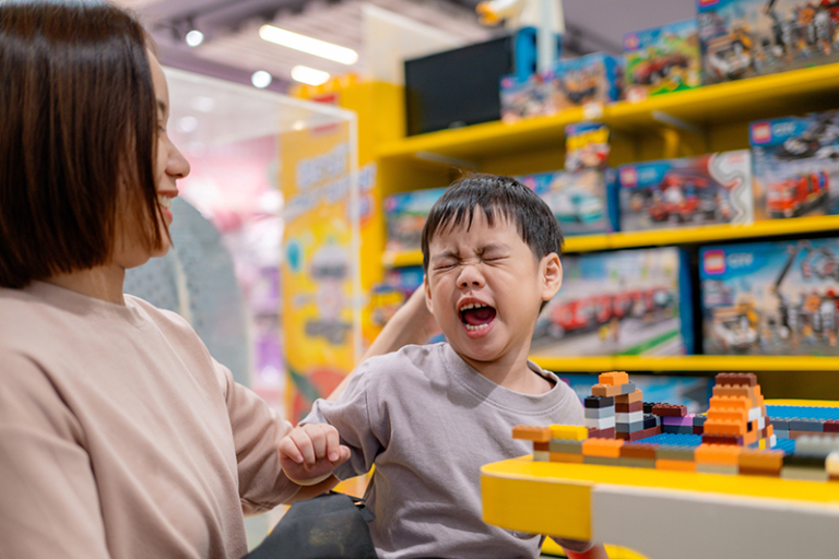 遊戲治療如何幫助孩子走出情緒與行為困擾？輔導心理學家：除了傾談，遊戲治療或更有效