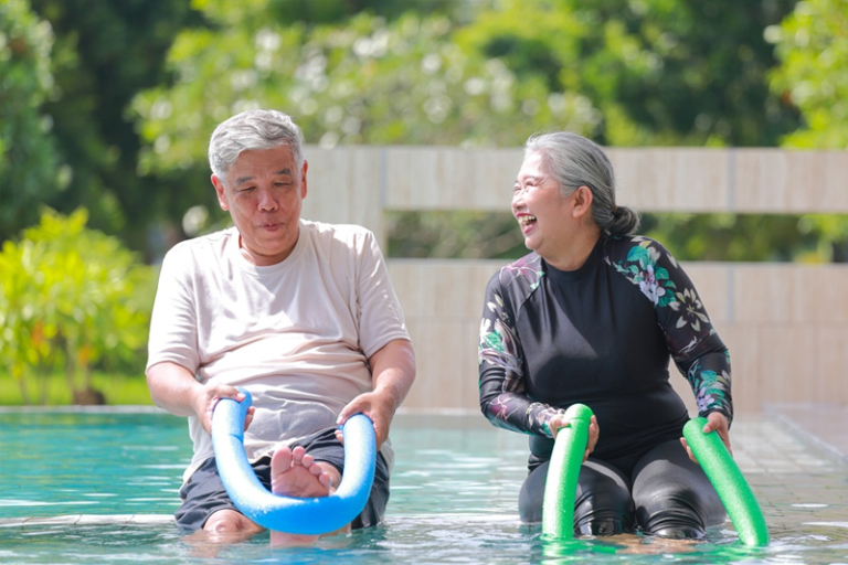 「運動是良藥」已是醫學界共識，而對不少膝痛、腰痛、體重偏高或體能較弱的人士來說，水中運動更可說是更溫和、卻同樣有效的「良藥」。水的浮力可減輕關節承重，水壓有助促進血液循環，水阻則能提供安全而全面的肌力訓練，讓人既可活動，又不易受傷。